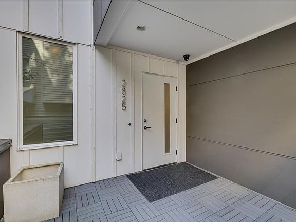 3rd image of 2825 Franklin Ave E