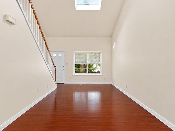 4th image of 475 Celandine Dr