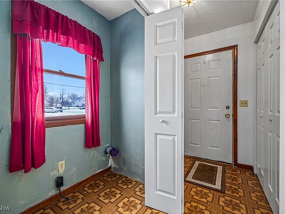 5th image of 2912 Denver Ave