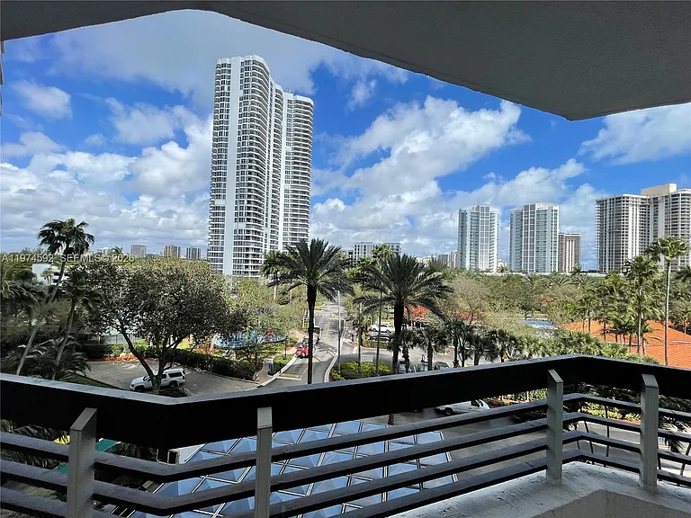3600 Mystic Pointe Dr #610 — Photo 8