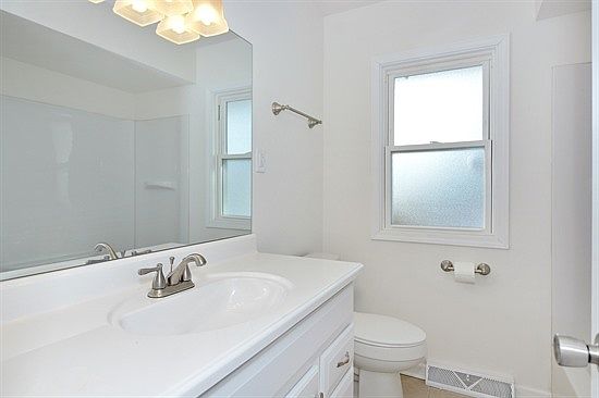 5th image of 815 E 161st St