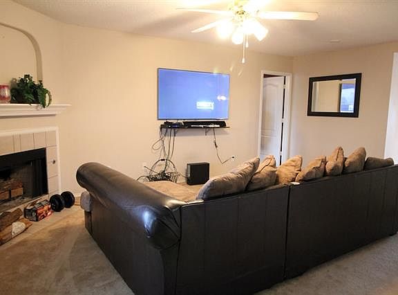 3rd image of 909 Larkspur Dr