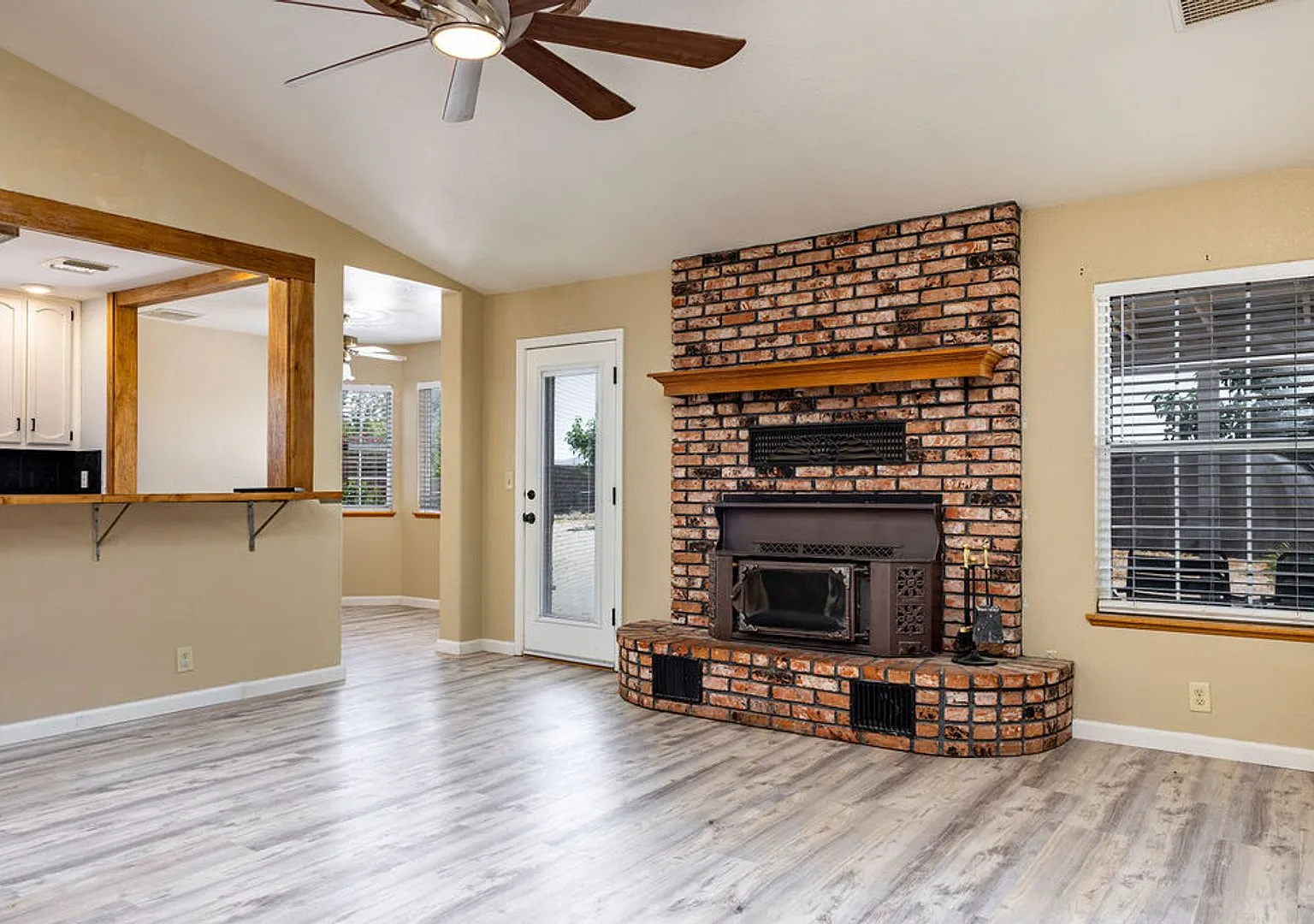Northwest Solar Home - Available Now!! — Photo 4