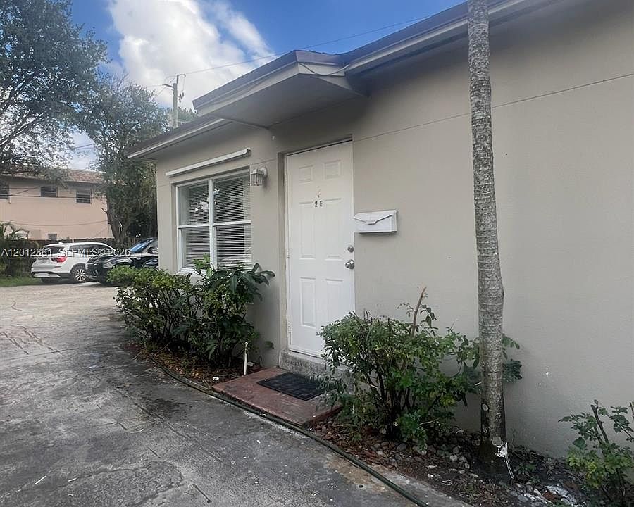 1st image of 915 N 19th Ave