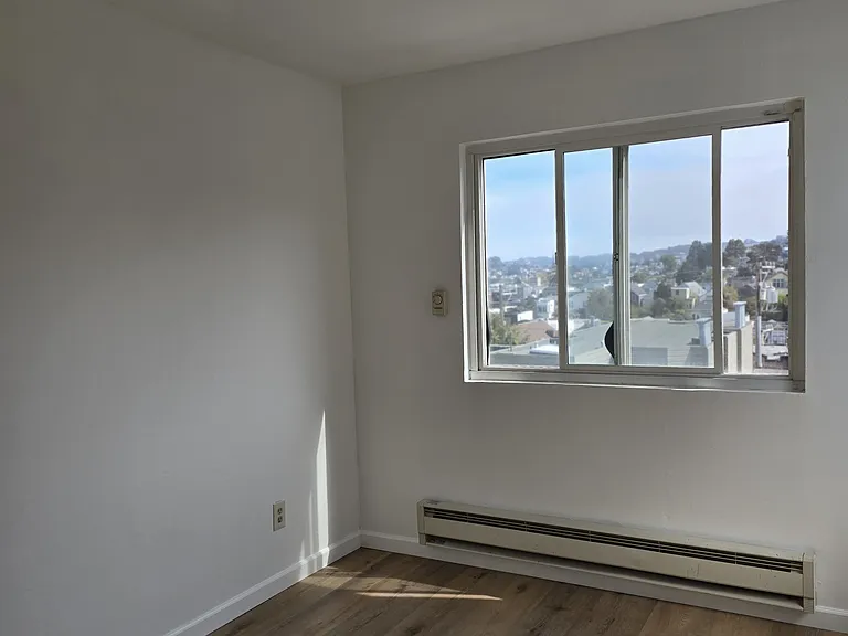 481 Elizabeth St — Photo 6