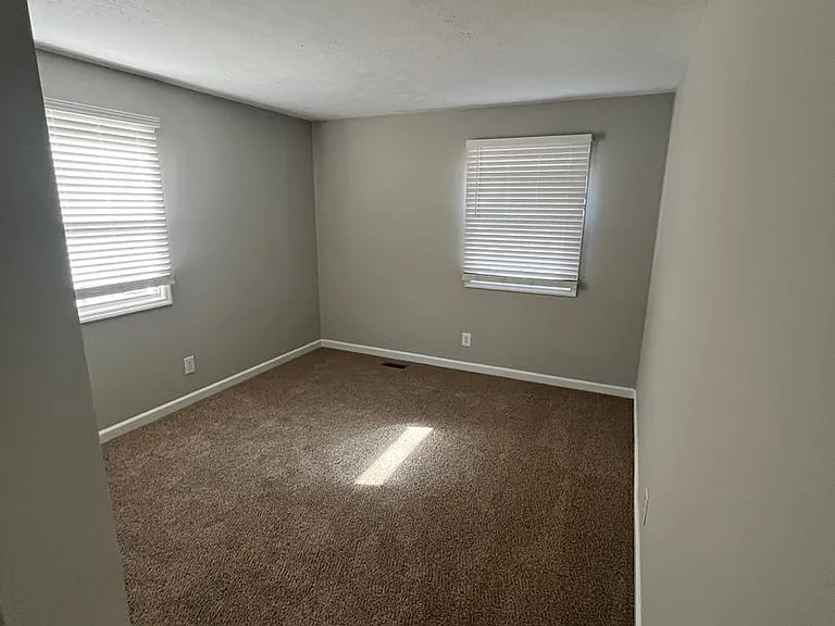 2212 E Queens Way — Photo 13