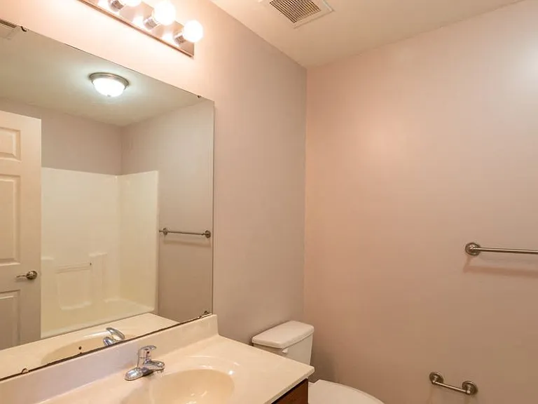 Brooke Pointe Manor Apartments — Photo 6
