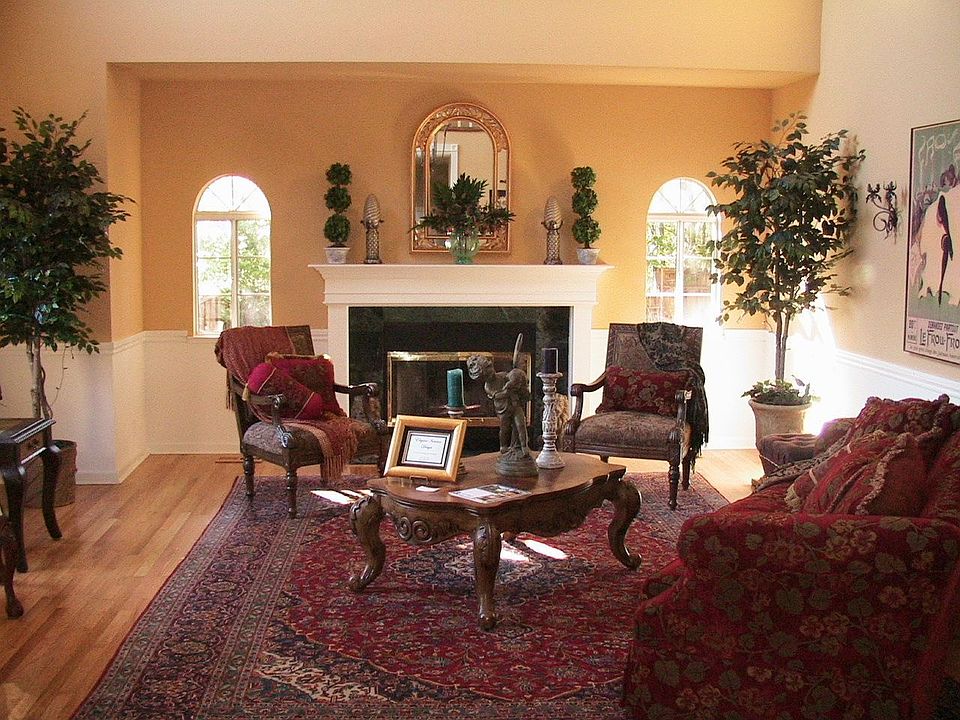 19' High Living Room