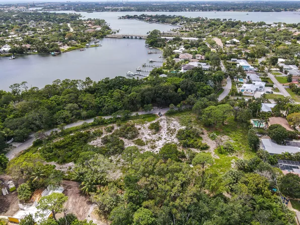 19465 Pine Tree Dr, Jupiter, FL 33469