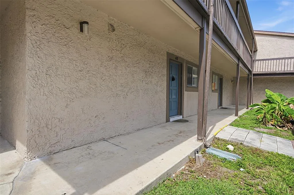 1 bed, 1.5 bath, 744 sqft, $1,345 — Photo 3