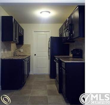 Kitchen - 10701 Albany.JPG