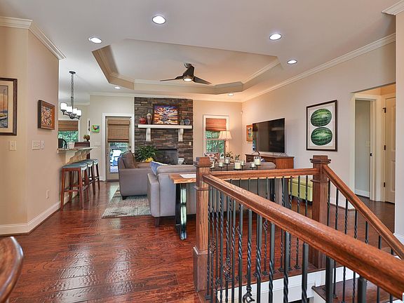 5th image of 261 Willow Dr
