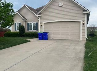635 E Pawnee Ln, Gardner, KS 66030