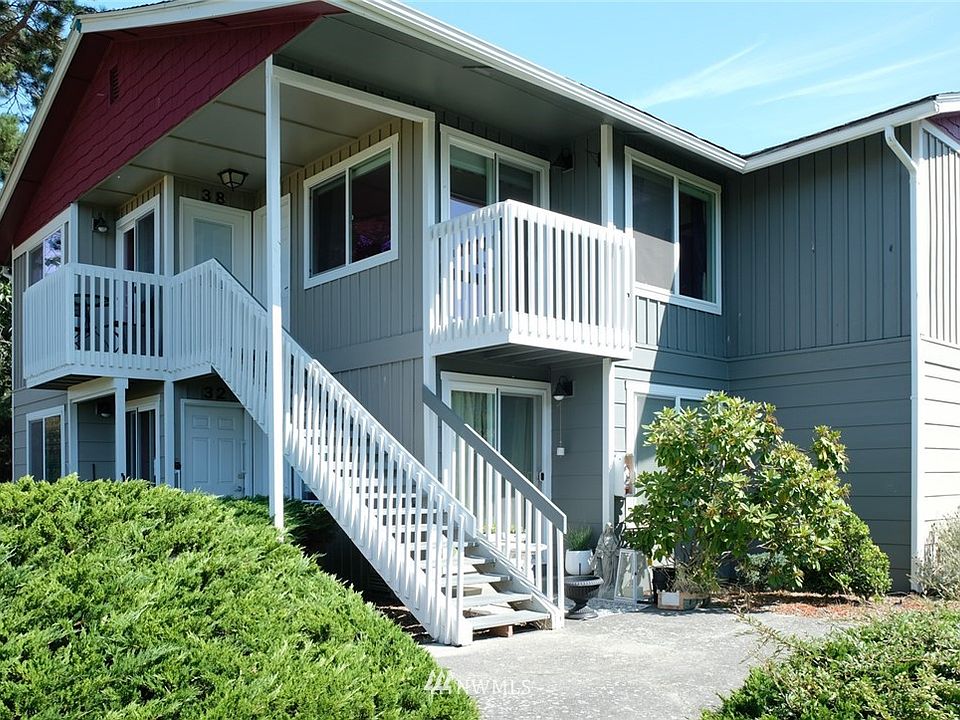 Lower building, end unit, second floor, great views from living rm and deck.