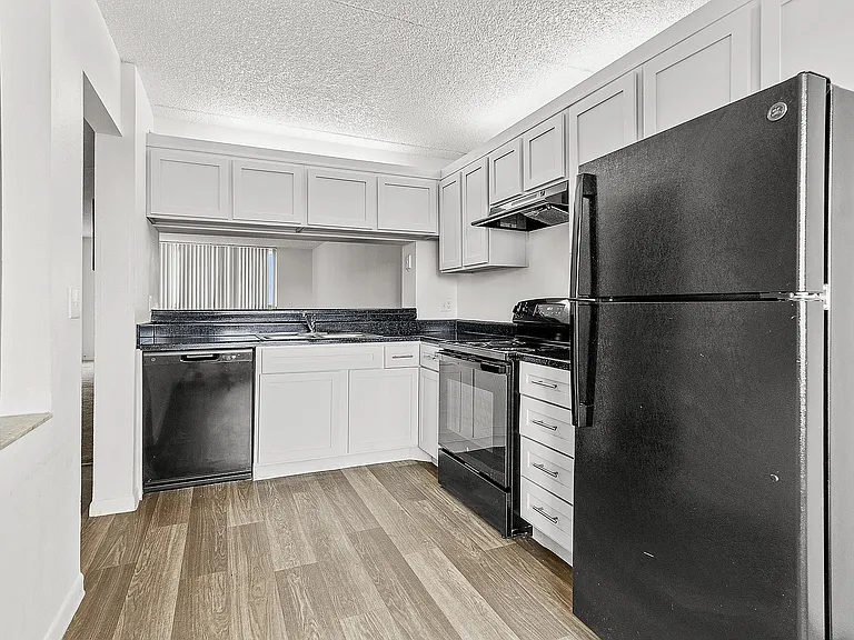 Tennis Towers Apartments — Photo 18