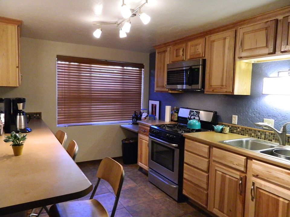 1st image of 114 Hermosa Dr SE APT C