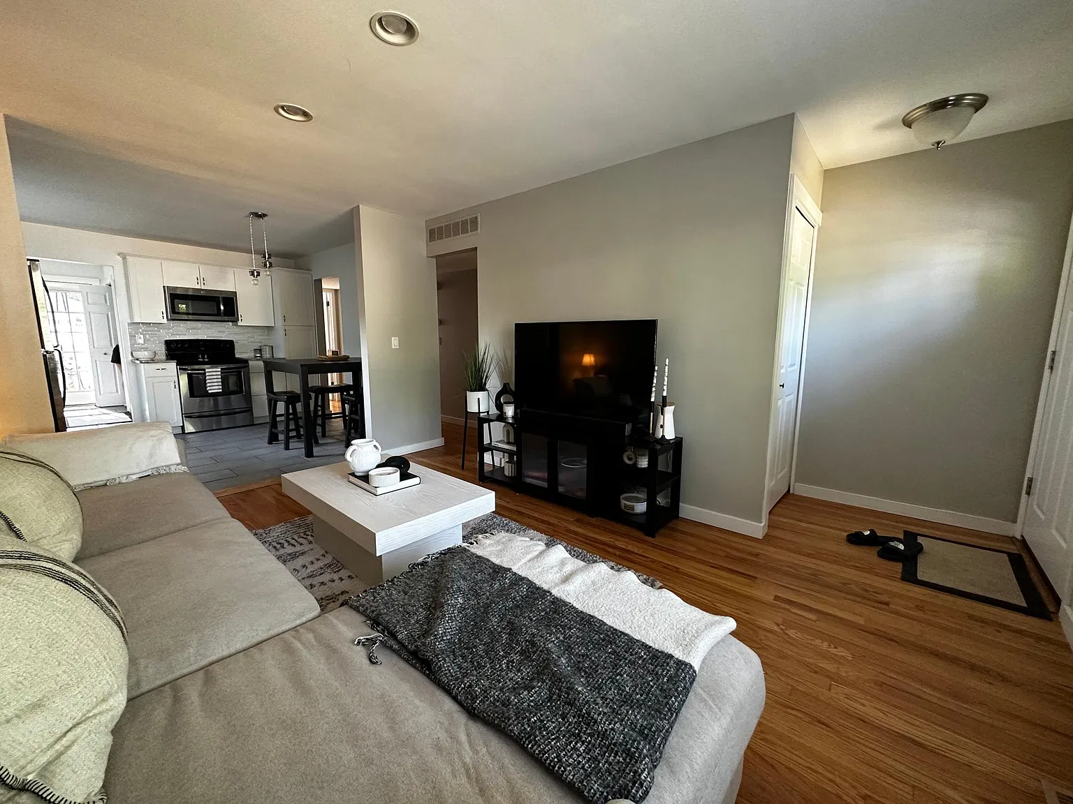 3 bed, 1000 sqft, $2,200 — Photo 3