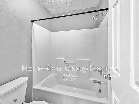4th image of 5631 N Northwood Ter