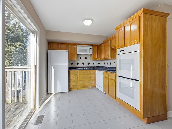 4th image of 2038 Farnham Ct