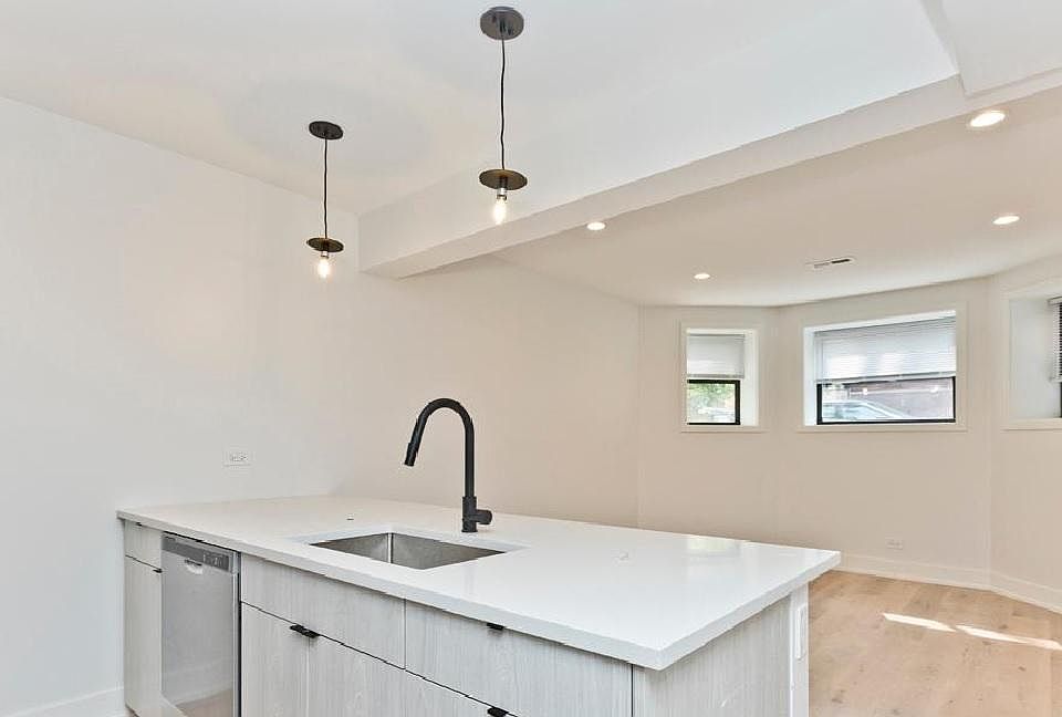 1st image of 1334 W Bryn Mawr Ave #1-G