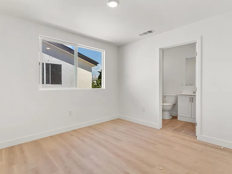 80(707W) — Photo 26