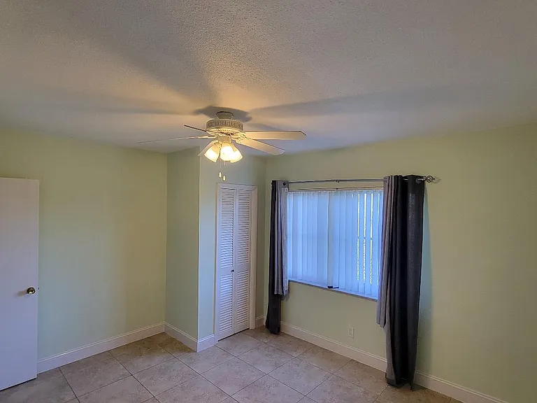 941 Crystal Lake Dr — Photo 10