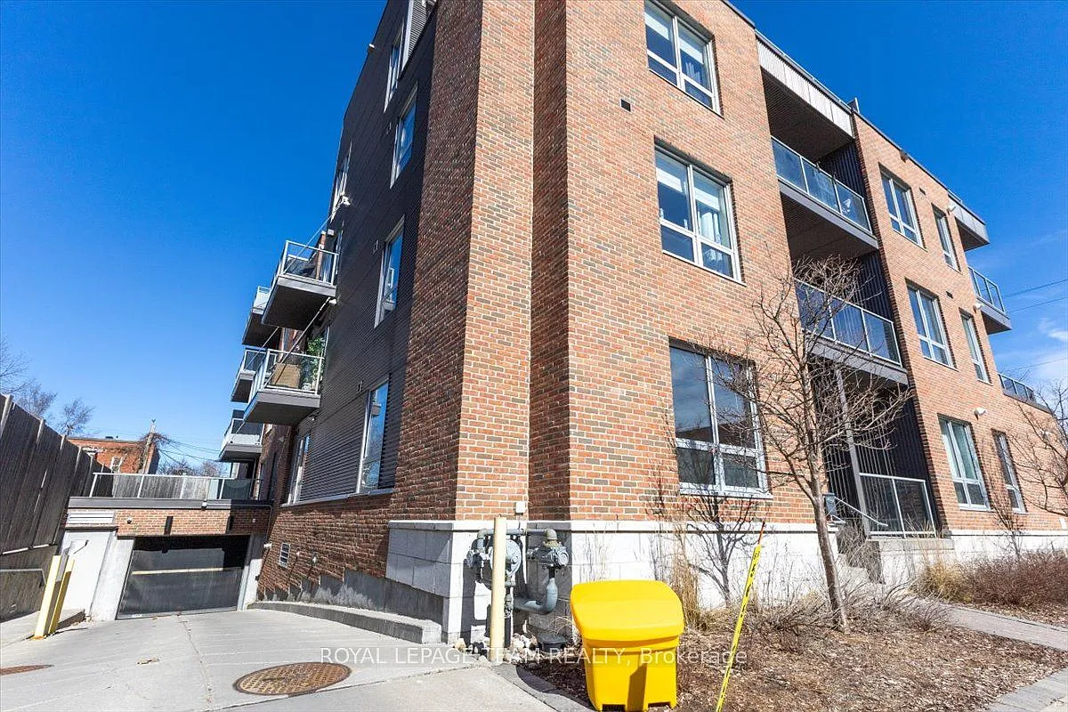 Building Photo - 9 Balsam St W