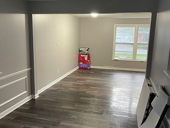 3rd image of 102 E Summerset Ln