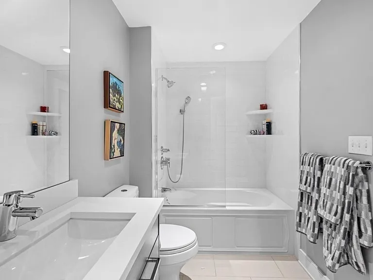 407 W 1st St #302 — Photo 8