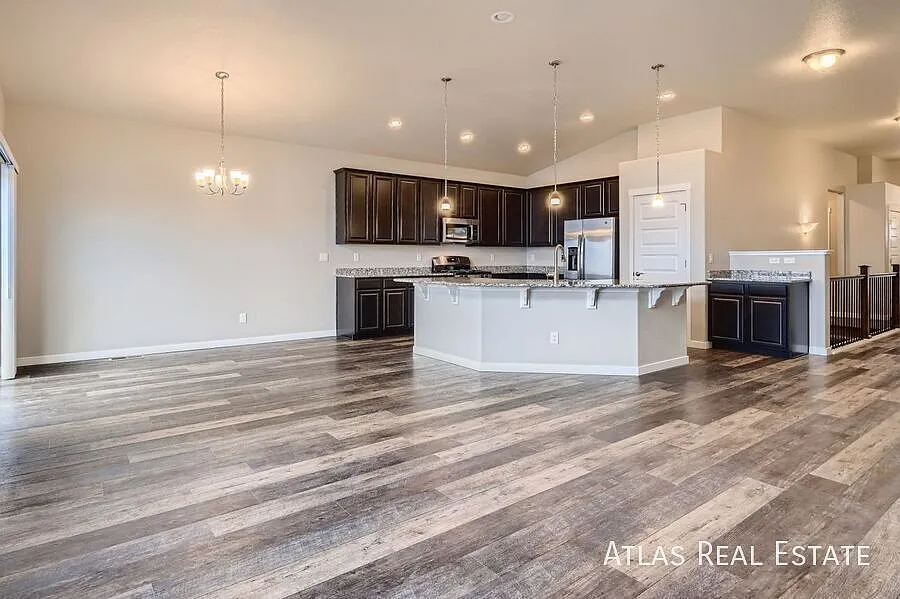 Beautiful 5 Bed/3 Bath House w/ Finished Basement in Beautiful Windsor Neighborhood! — Photo 2