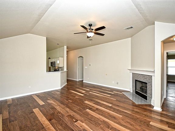 3rd image of 118 Edison Dr