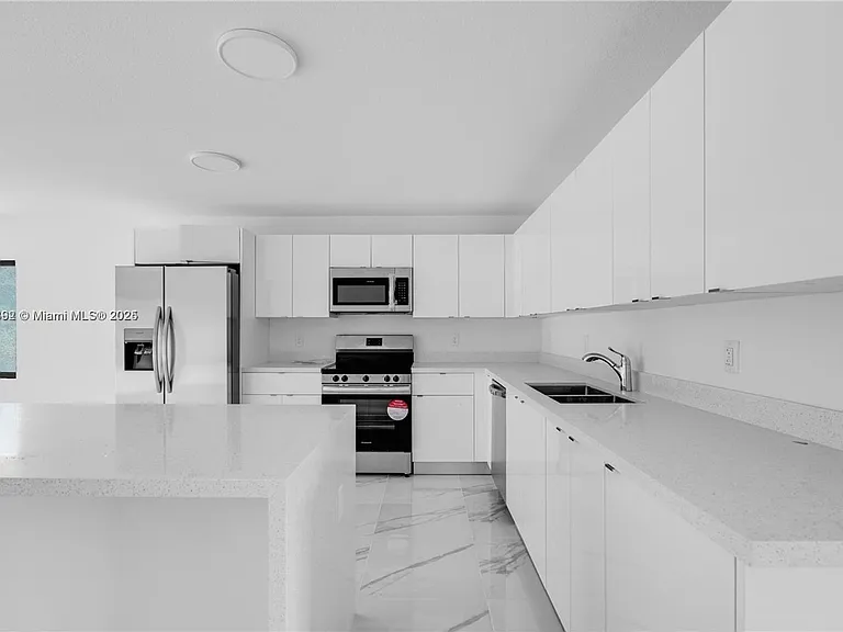 152 NW 18th St — Photo 3