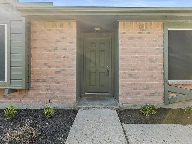 9426 Willow Wood Ln — Photo 4
