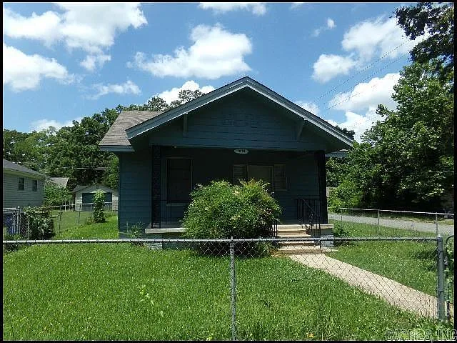 3 bed, 1.0 bath, 988 sqft, $900 — Photo 2