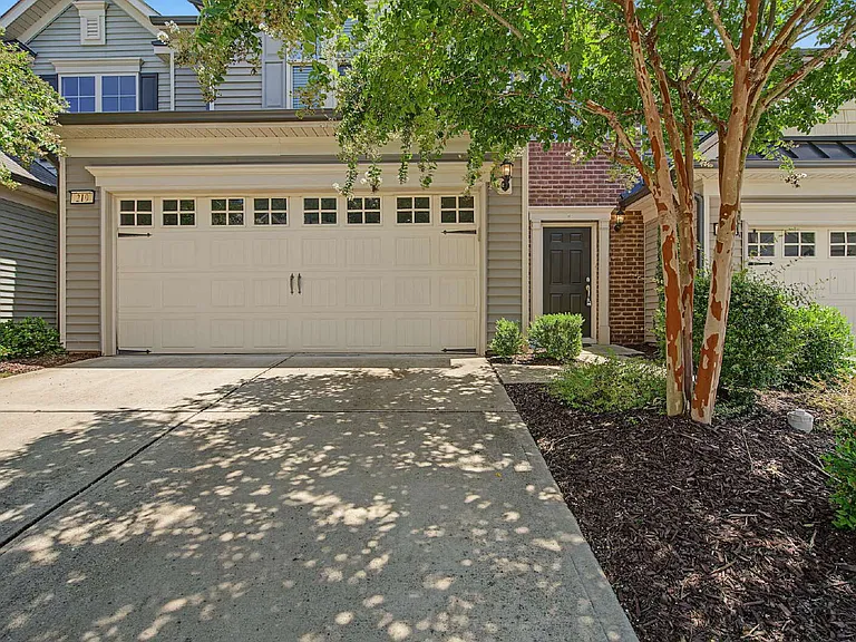219 Lynchwick Ln — Photo 2