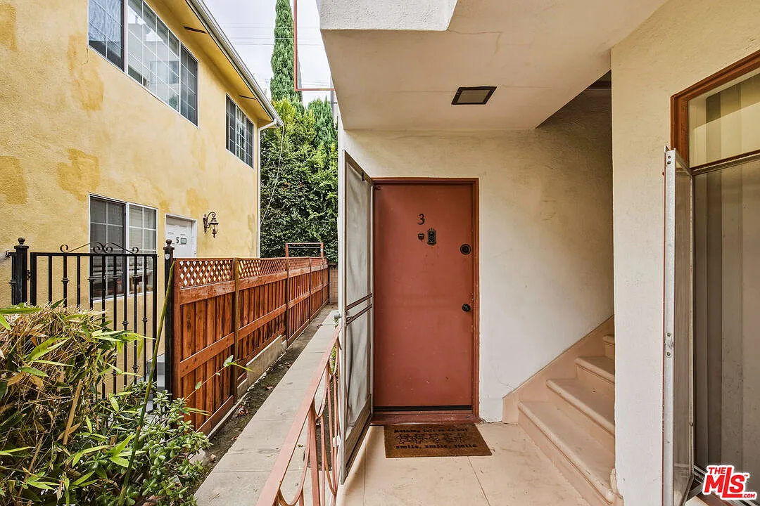 1058 S Wooster St — Photo 2