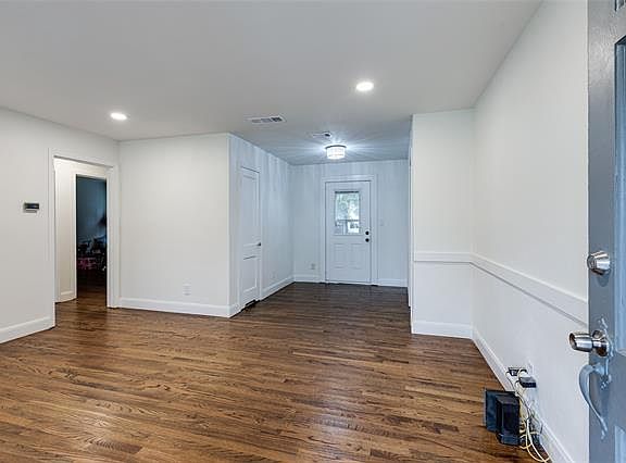 5th image of 828 Lilac Dr