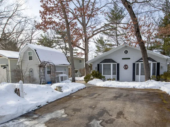 8451 S Pine Point Dr, Newaygo, MI 49337