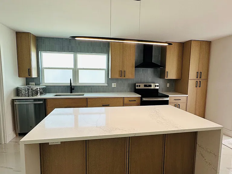 214 SW 4th St — Photo 5