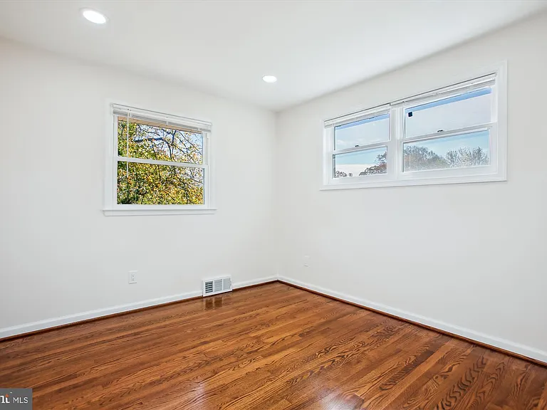 5201 Montgomery St — Photo 13