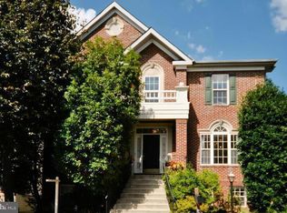 8900 Garden Stone Ln, Fairfax, VA 22031