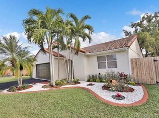 6300 Gauntlet Hall Ln, Davie, FL 33331