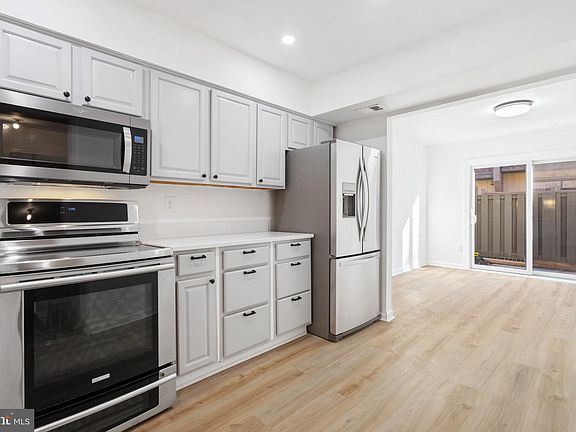 3rd image of 7959 San Leandro Pl Suite B