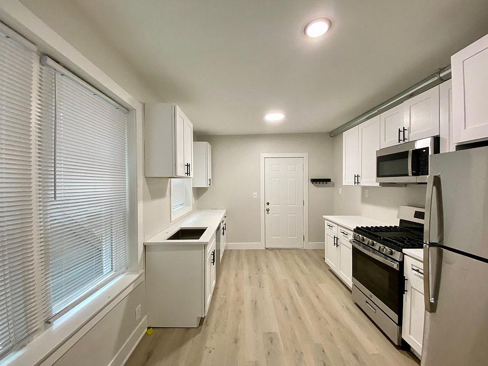 1st image of 2057 W Summerdale Ave Floor 1