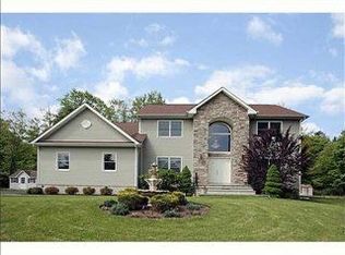 4 Amber Ridge Rd, Chestnut Ridge, NY 10977