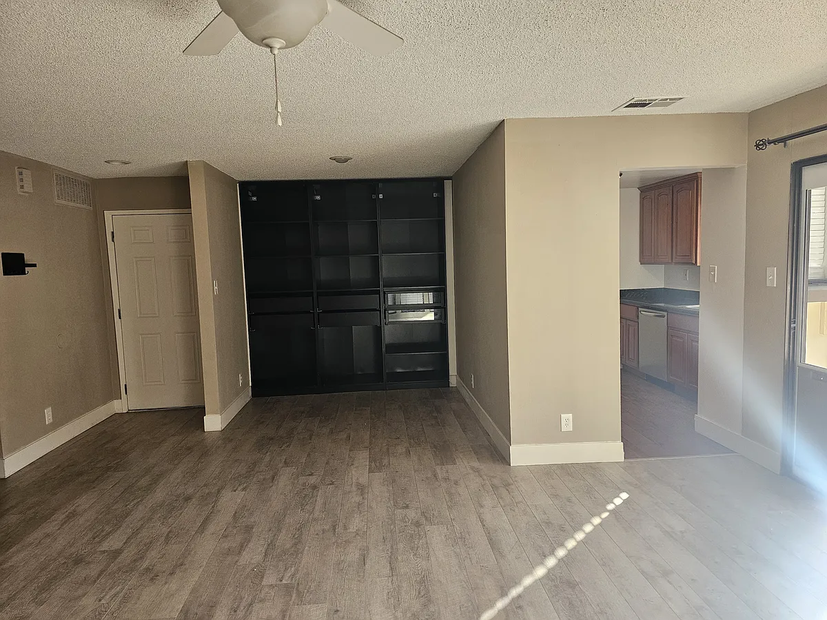 Building Photo - 2405 Sunny Ln #1
