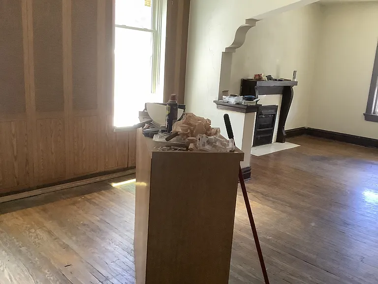 MIDDLE ROOM