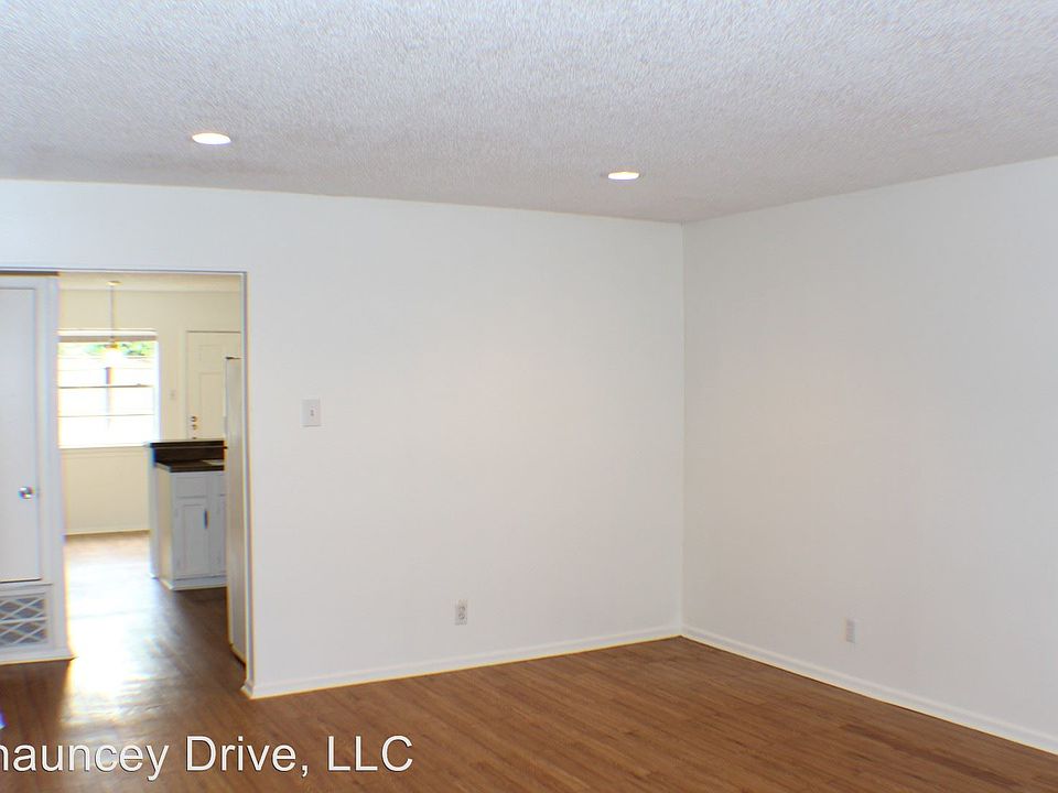2nd image of 610 Chauncey Dr APT 1