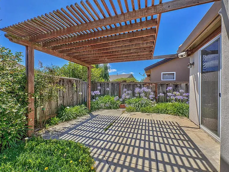 1948 Gladstone Way — Photo 16