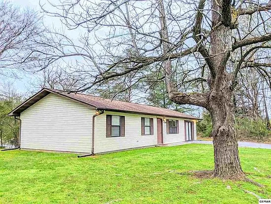 3 bed, 1.5 bath, 1296 sqft, $2,100 — Photo 1